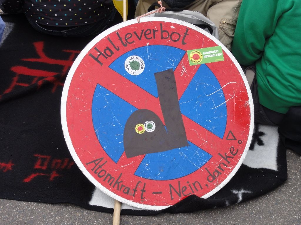 _nett_verkehrsschild_protest